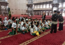 Ikut Membersihkan Masjid