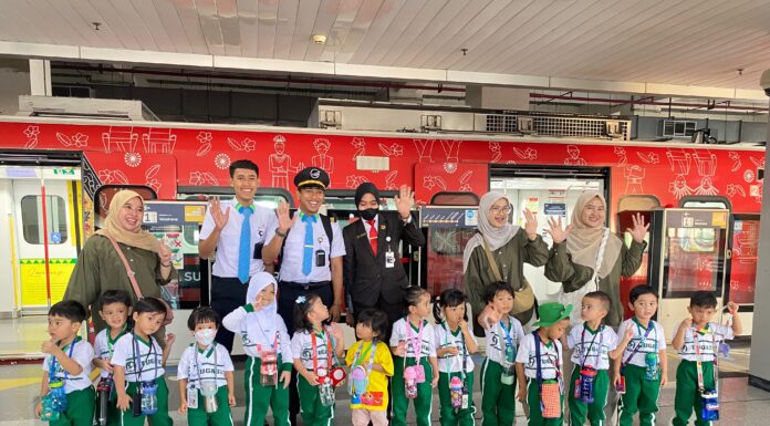Outing KB; Serunya Naik LRT Jakarta